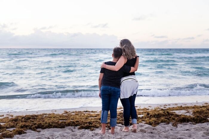 Women Are Sharing Their Exes' Seemingly Harmless Personality Traits That Ended Up Being The Reddest Flags Of Them All (30 Posts)