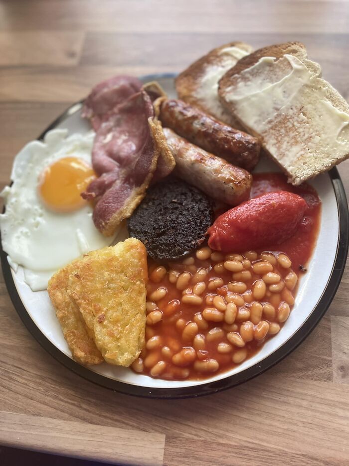 Full English breakfast with eggs, bacon, sausage, beans, hash browns, black pudding, tomato, and buttered toast dish rating.