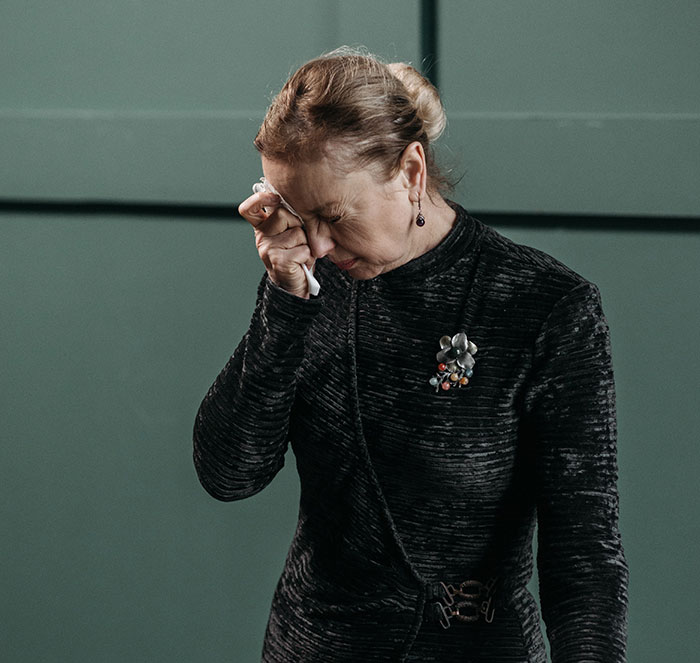 "Grandma Asked If I Was Pregnant": 30 People Open Up About What Ruined Their Christmas