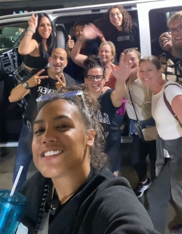 13 Random Strangers Rented A Van Together To Go On A Road Trip After Their Flight Got Canceled And Here's How It Went