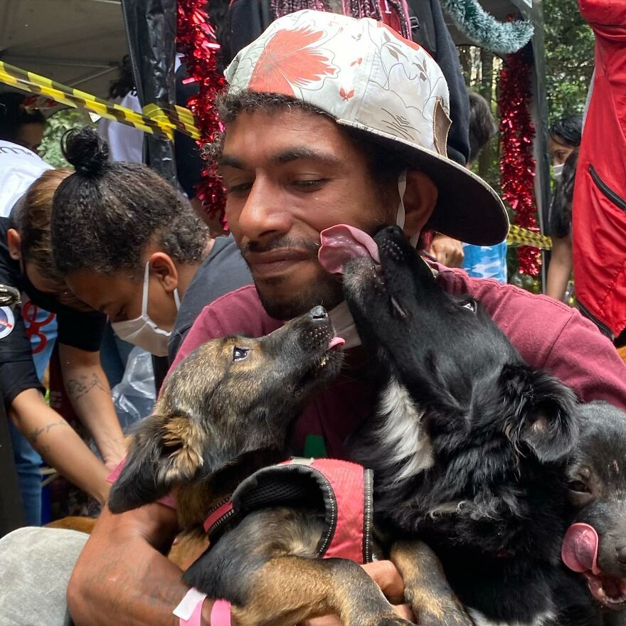 In Brazil, Dogs Make Homeless Children's Lives A Little Less Sad (30 Pics)