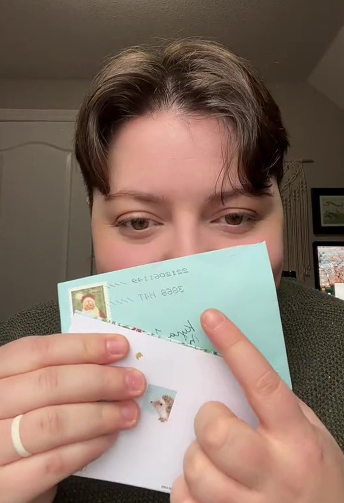 Parents Send A Christmas Card To Their Daughter After A Year Of Not Talking And Decide To Include A Hurtful Message Which Goes Viral With 2.6M Views