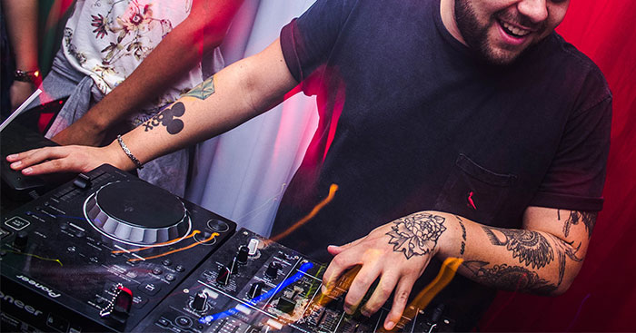 "Third Strike, Bye Bye": Guy Makes Annoying Neighbor Break The Rules By Throwing A Fake Party