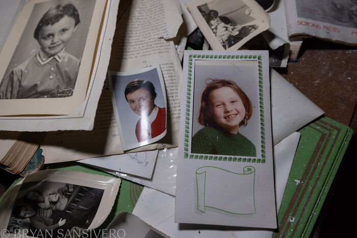 A Story Of Tragedy And Loss: I Explored An Abandoned House Belonging To A Family That Got In A Car Accident In The 1980s (20 Pics) A Story Of Tragedy And Loss: I Explored An Abandoned House Belonging To A Family That Got In A Car Accident In The 1980s (20 Pics)