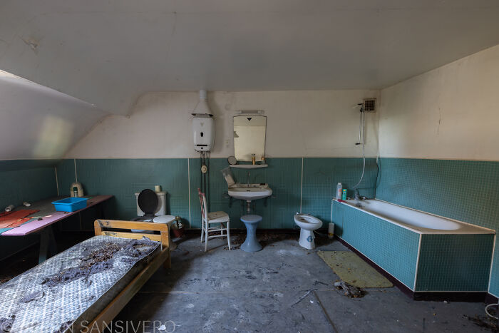 A Story Of Tragedy And Loss: I Explored An Abandoned House Belonging To A Family That Got In A Car Accident In The 1980s (20 Pics) A Story Of Tragedy And Loss: I Explored An Abandoned House Belonging To A Family That Got In A Car Accident In The 1980s (20 Pics)