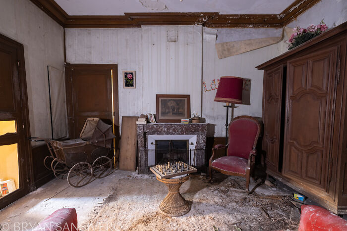 A Story Of Tragedy And Loss: I Explored An Abandoned House Belonging To A Family That Got In A Car Accident In The 1980s (20 Pics) A Story Of Tragedy And Loss: I Explored An Abandoned House Belonging To A Family That Got In A Car Accident In The 1980s (20 Pics)