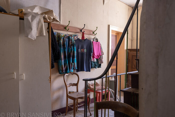 A Story Of Tragedy And Loss: I Explored An Abandoned House Belonging To A Family That Got In A Car Accident In The 1980s (20 Pics) A Story Of Tragedy And Loss: I Explored An Abandoned House Belonging To A Family That Got In A Car Accident In The 1980s (20 Pics)