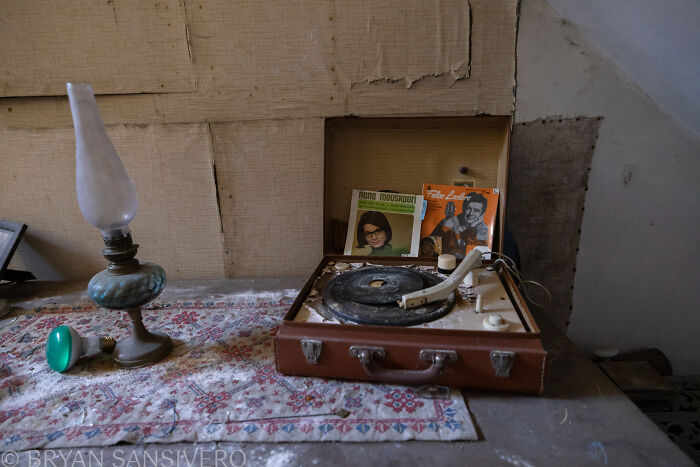 A Story Of Tragedy And Loss: I Explored An Abandoned House Belonging To A Family That Got In A Car Accident In The 1980s (20 Pics) A Story Of Tragedy And Loss: I Explored An Abandoned House Belonging To A Family That Got In A Car Accident In The 1980s (20 Pics)