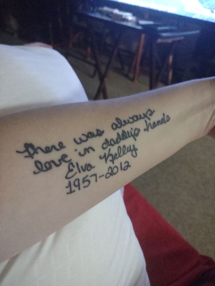 Tattoo on forearm reads "There was always love in daddy's hands, Elva Kelley 1957-2012."