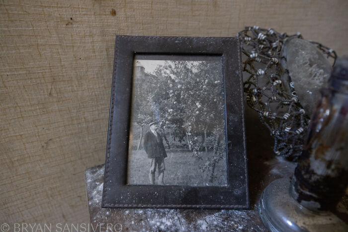 A Story Of Tragedy And Loss: I Explored An Abandoned House Belonging To A Family That Got In A Car Accident In The 1980s (20 Pics) A Story Of Tragedy And Loss: I Explored An Abandoned House Belonging To A Family That Got In A Car Accident In The 1980s (20 Pics)