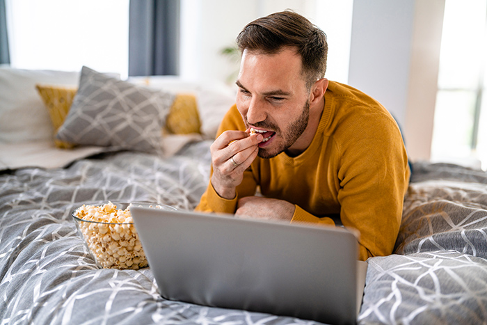 35 Acciones de hombres intentando impresionar a mujeres que consiguen exactamente lo contrario