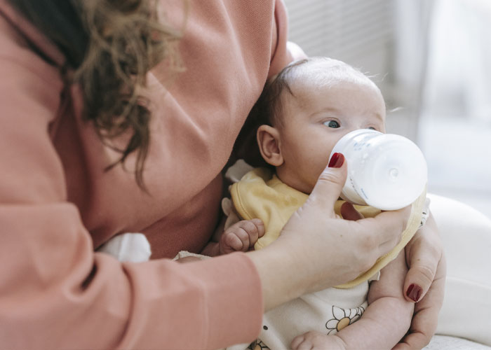 Man Refuses To Hire A Nanny Because His Mom &ldquo;Wouldn&rsquo;t Like It&rdquo;, Jeopardizes Wife&rsquo;s Career Instead