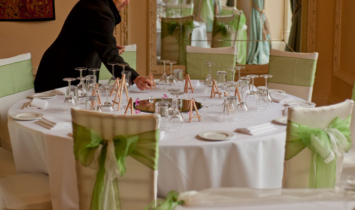 Waitress Loses Her Well-Tipping Table After Absolutely Insisting She Needs To Do Her Makeup For 15 Minutes