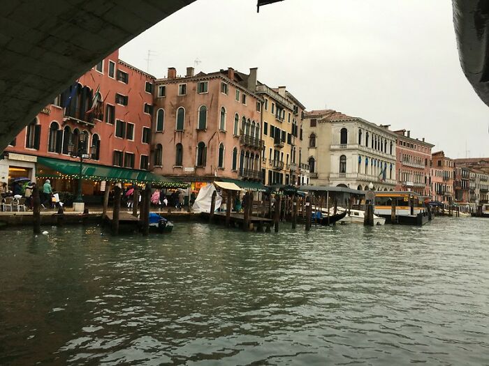 50 Disappointed Tourists Share Travel Destinations From Around The World That Aren't Worth The Hype