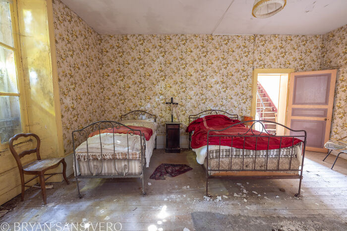 A Story Of Tragedy And Loss: I Explored An Abandoned House Belonging To A Family That Got In A Car Accident In The 1980s (20 Pics) A Story Of Tragedy And Loss: I Explored An Abandoned House Belonging To A Family That Got In A Car Accident In The 1980s (20 Pics)