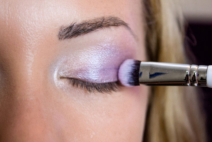 Waitress Loses Her Well-Tipping Table After Absolutely Insisting She Needs To Do Her Makeup For 15 Minutes