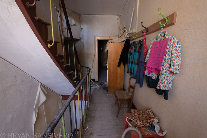 A Story Of Tragedy And Loss: I Explored An Abandoned House Belonging To A Family That Got In A Car Accident In The 1980s (20 Pics) A Story Of Tragedy And Loss: I Explored An Abandoned House Belonging To A Family That Got In A Car Accident In The 1980s (20 Pics)