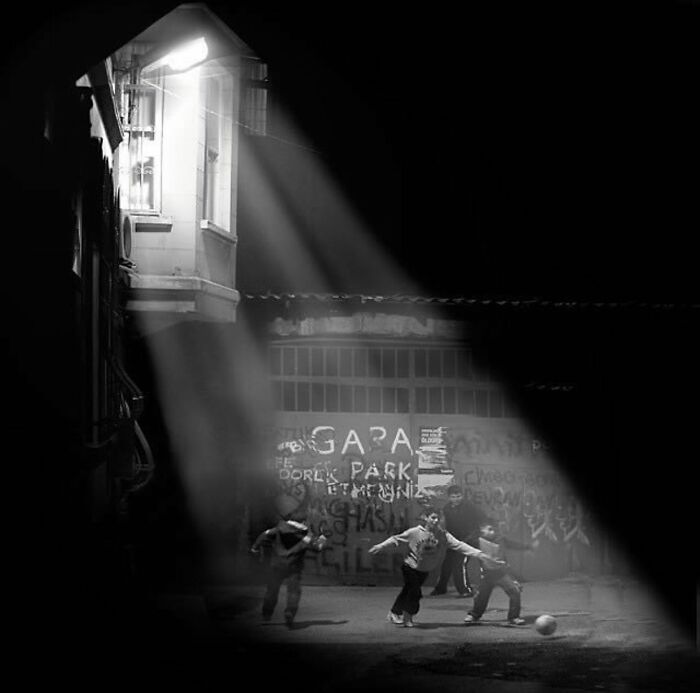 56 New Photos Of Fascinating Moments From The Streets Shared By This Instagram Account