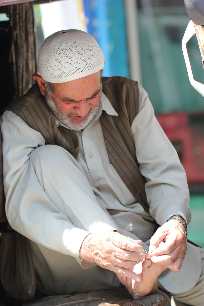 “Usa su propio cabello como hilo dental”: 20 comportamientos muy desagradables y perturbadores vistos por la gente