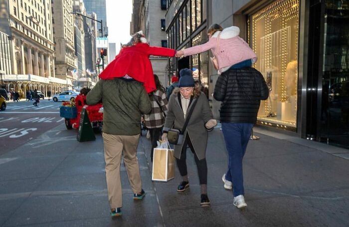 56 New Photos Of Fascinating Moments From The Streets Shared By This Instagram Account