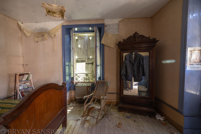 A Story Of Tragedy And Loss: I Explored An Abandoned House Belonging To A Family That Got In A Car Accident In The 1980s (20 Pics) A Story Of Tragedy And Loss: I Explored An Abandoned House Belonging To A Family That Got In A Car Accident In The 1980s (20 Pics)