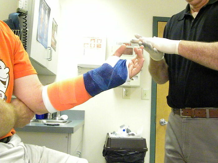 "What's The Most Disgusting Thing You've Seen Someone Do With No Shame?" (30 Answers)