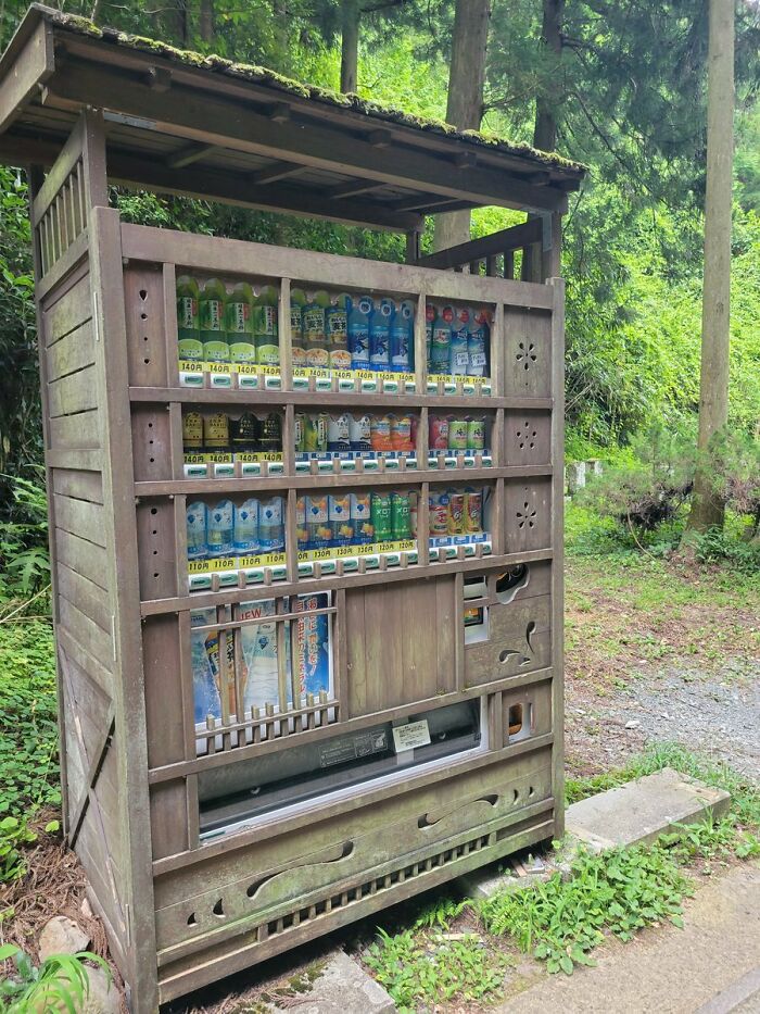 Japanese Vending Machines Adapted To The Surroundings