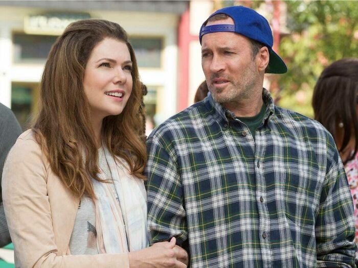 Lorelai holding Lukes' arm 