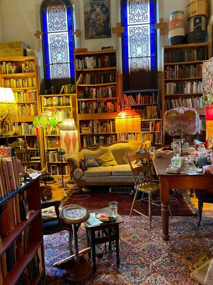 A room field with bookshelf 