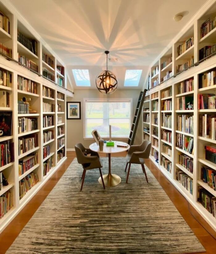 A table with two chairs in the home library 