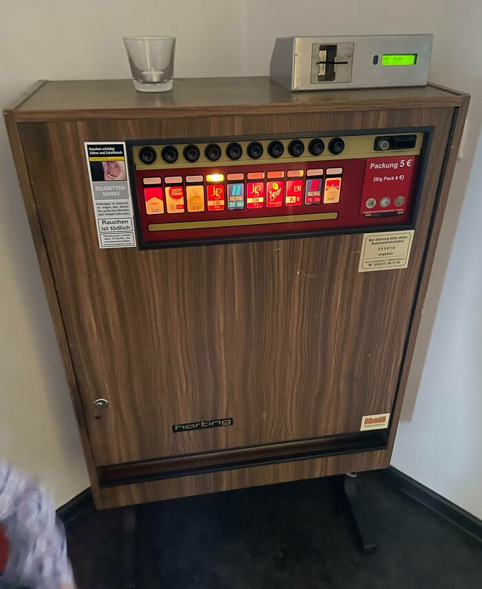 It’s Been Years Since I’ve Seen A Cigarette Vending Machine, And This Is The First I’ve Seen That Accepts Credit Cards