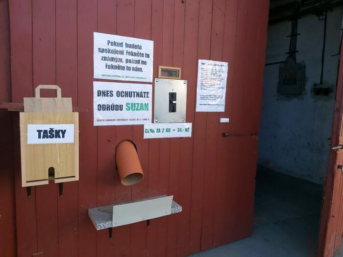 In One Village In Czechia, They Have A Vending Machine For Potatoes, AKA The Potat-O-Mat. People Can Use It To Get Local Fresh Potatoes Just By Inserting A Few Coins