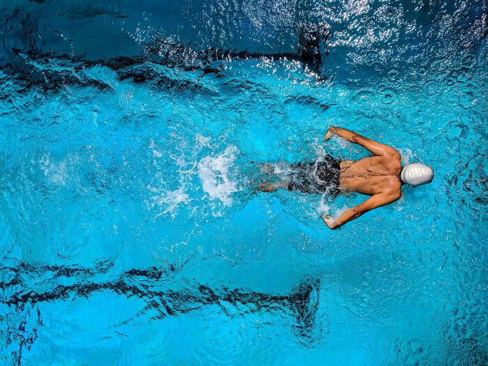 Man swimming in the pool 