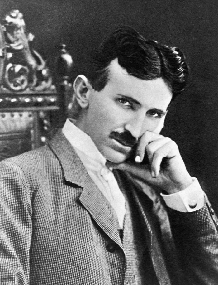 Black and white picture of Nikola Tesla posing
