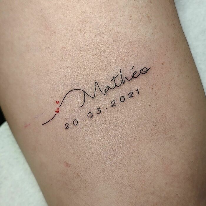 Tattoo of the name Mathéo with the date 20.03.2021, symbolizing the mother-child bond.
