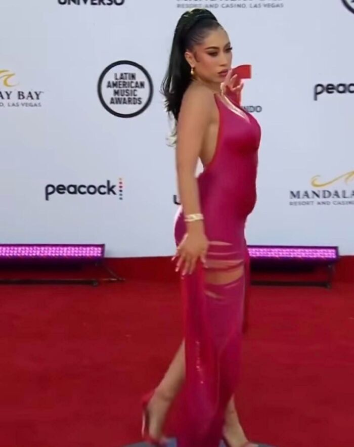 Una artista en un evento hace un par de semanas con una barriga como la mía 