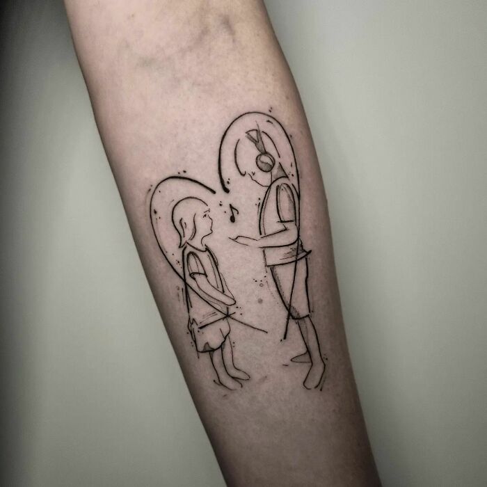 Minimalist mother-child tattoo illustrating a heart-shaped bond, symbolizing maternal love and connection.