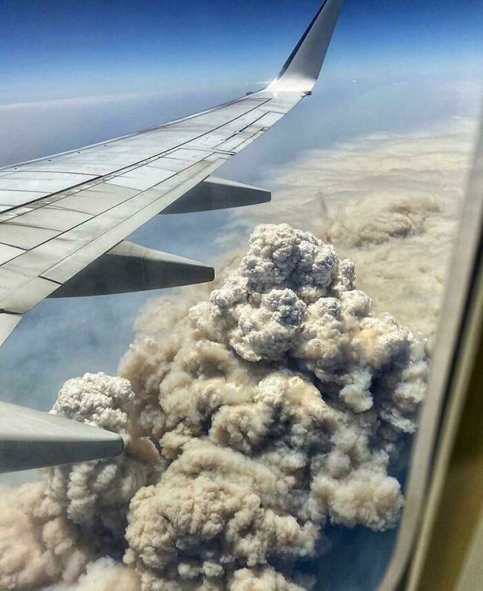 Imagen desde la ventanilla de un avión sobrevolando los incendios forestales en Australia