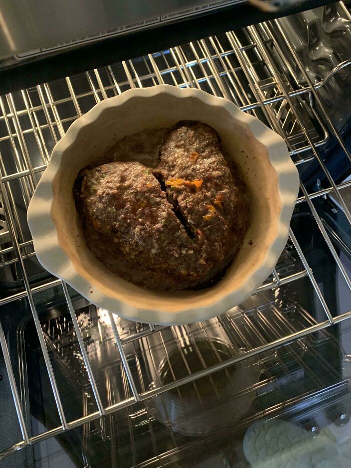 Mi mamá me hizo un corazón de pastel de carne para el Día de San Valentín porque no tuve pareja este año