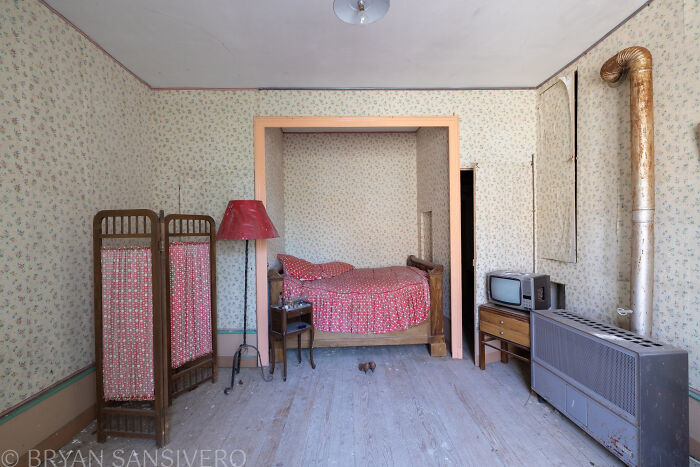 A Story Of Tragedy And Loss: I Explored An Abandoned House Belonging To A Family That Got In A Car Accident In The 1980s (20 Pics) A Story Of Tragedy And Loss: I Explored An Abandoned House Belonging To A Family That Got In A Car Accident In The 1980s (20 Pics)