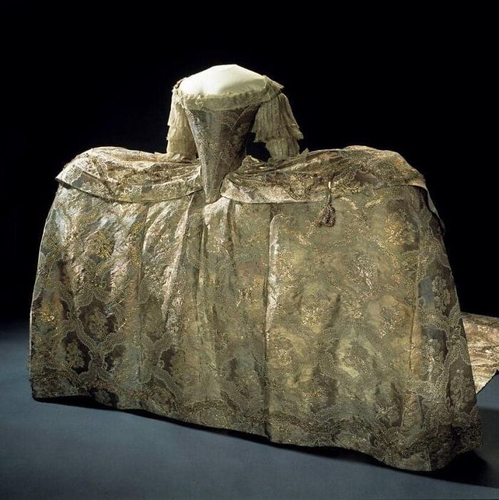 El vestido de novia de la reina Sofía Magdalena, de 1766, expuesto en la Armería Real de Estocolmo