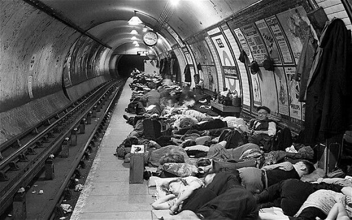 Gente durmiendo en el abarrotado andén de la estación de metro Elephant And Castle mientras se refugiaban de los ataques aéreos alemanes durante el bombardeo de Londres