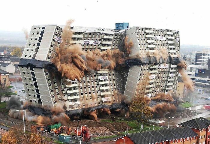 Glencairn Tower, Motherwell, Scotland Photo By Les Shafer