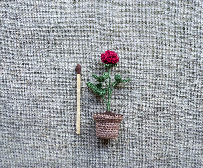 I Am A Miniaturist And I Crochet These Tiny Flowers (8 Pics)
