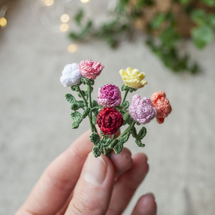 I Am A Miniaturist And I Crochet These Tiny Flowers (8 Pics)
