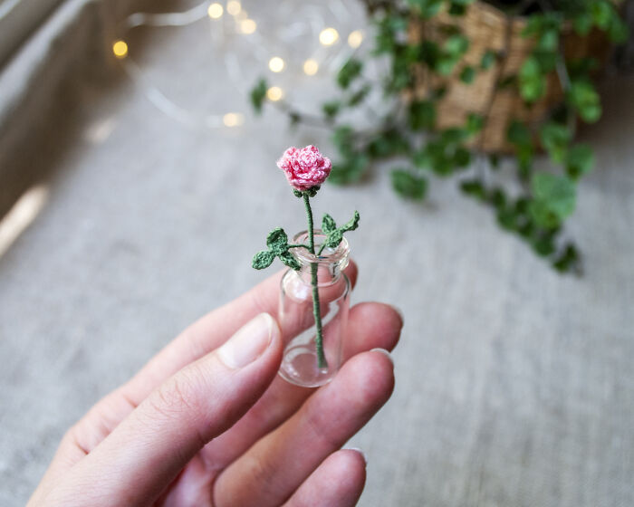 I Am A Miniaturist And I Crochet These Tiny Flowers (8 Pics)
