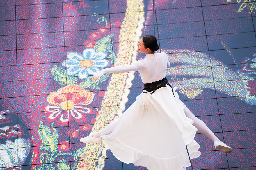 Lithuanian Dancer Performed A Gravity-Defying Dance Routine In Support Of Ukraine (15 Pics)