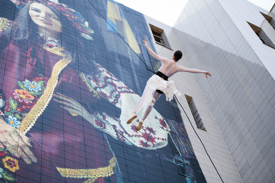Lithuanian Dancer Performed A Gravity-Defying Dance Routine In Support Of Ukraine (15 Pics)