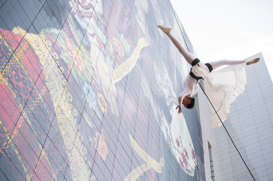 Lithuanian Dancer Performed A Gravity-Defying Dance Routine In Support Of Ukraine (15 Pics)