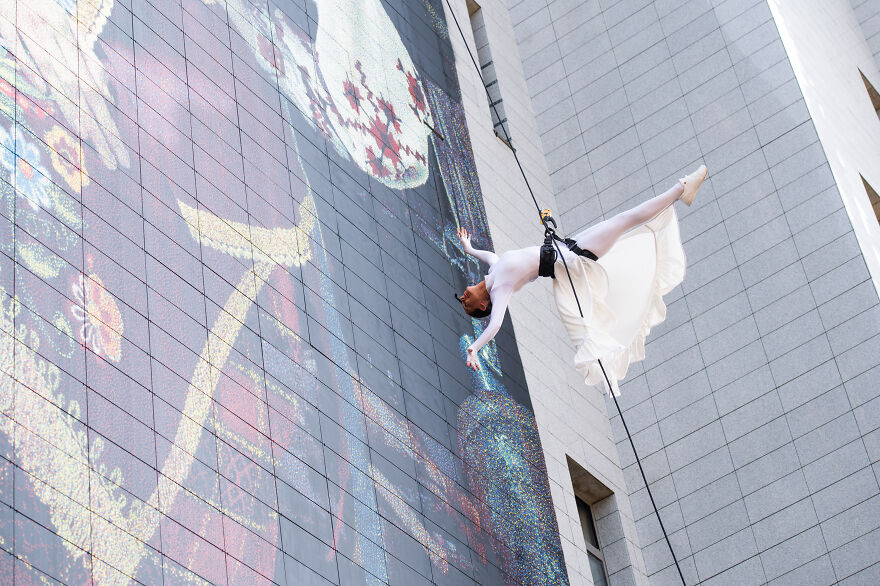 Lithuanian Dancer Performed A Gravity-Defying Dance Routine In Support Of Ukraine (15 Pics)